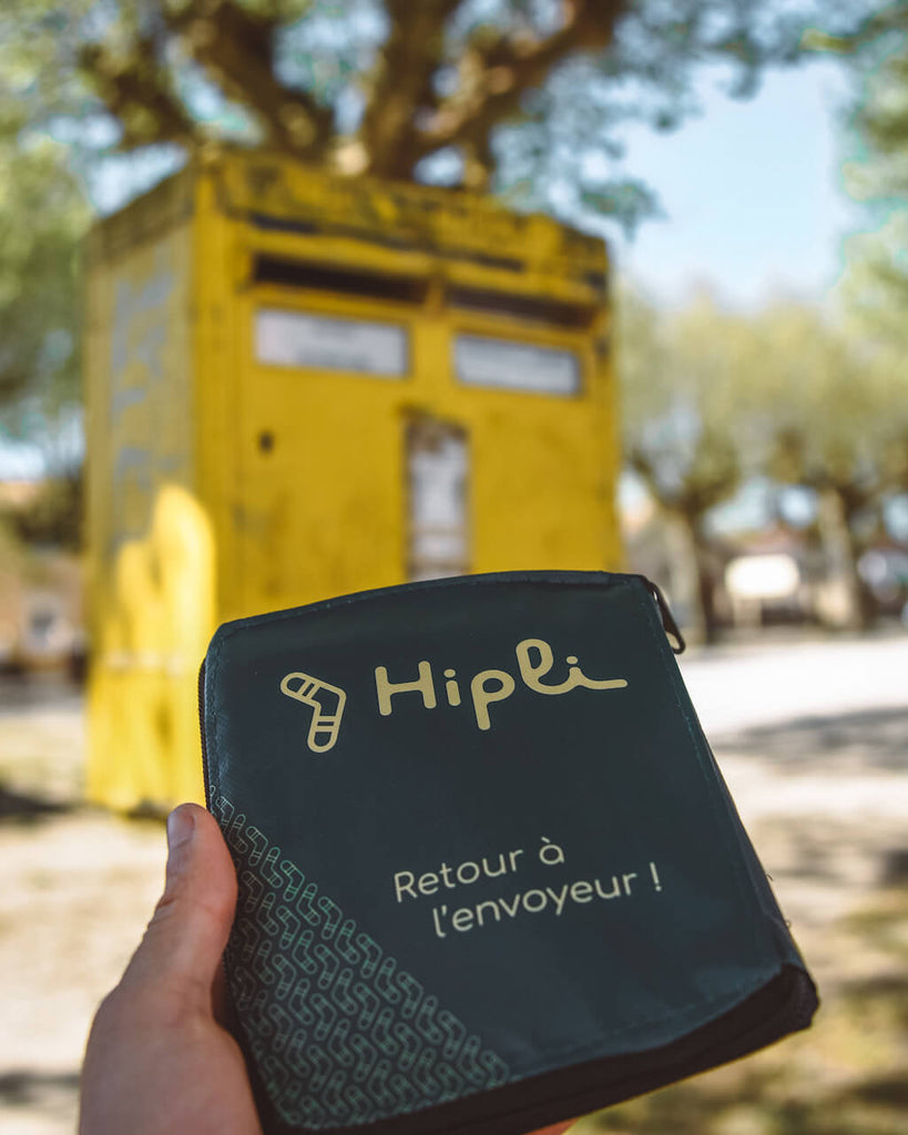 enveloppe réutilisable hipli et boites aux lettres jaune