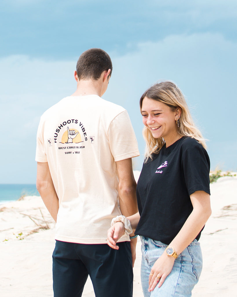 Homme et femme en t-shirt sur la plage ciel nuage