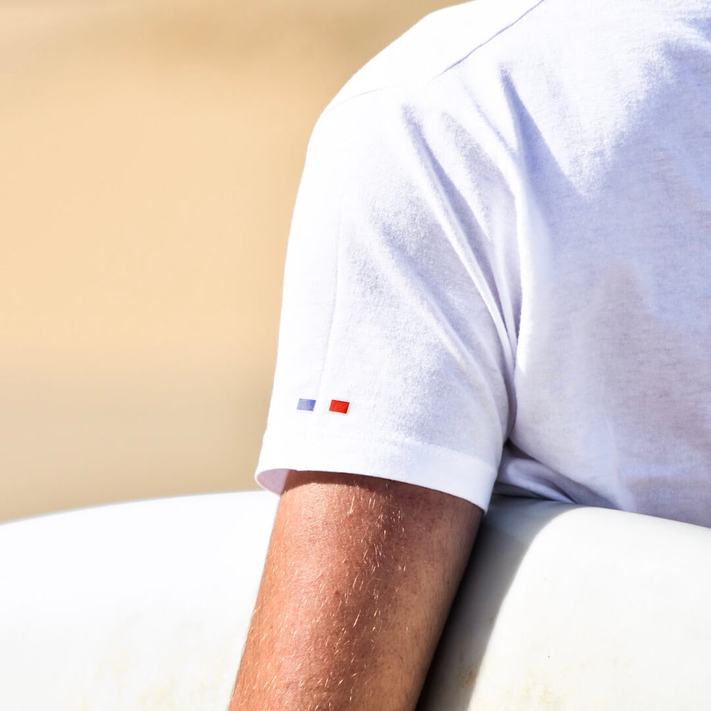 La manche gauche du T-Shirt blanc Hushoots et son drapeau français