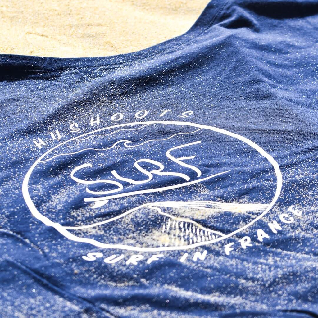 Le dos du T-Shirt Salty dune sur le sable