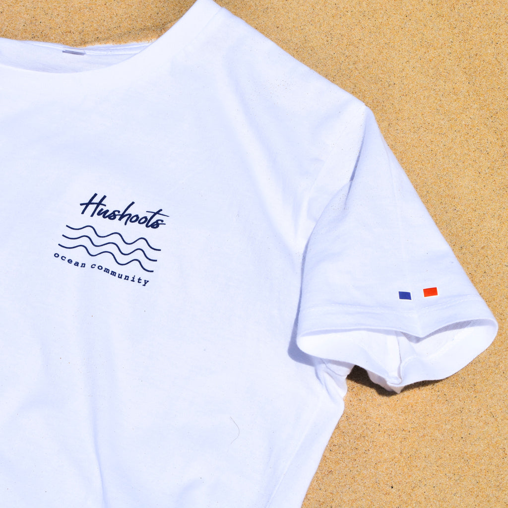 T-Shirt blanc Ocean Community et son drapeau français sur la manche