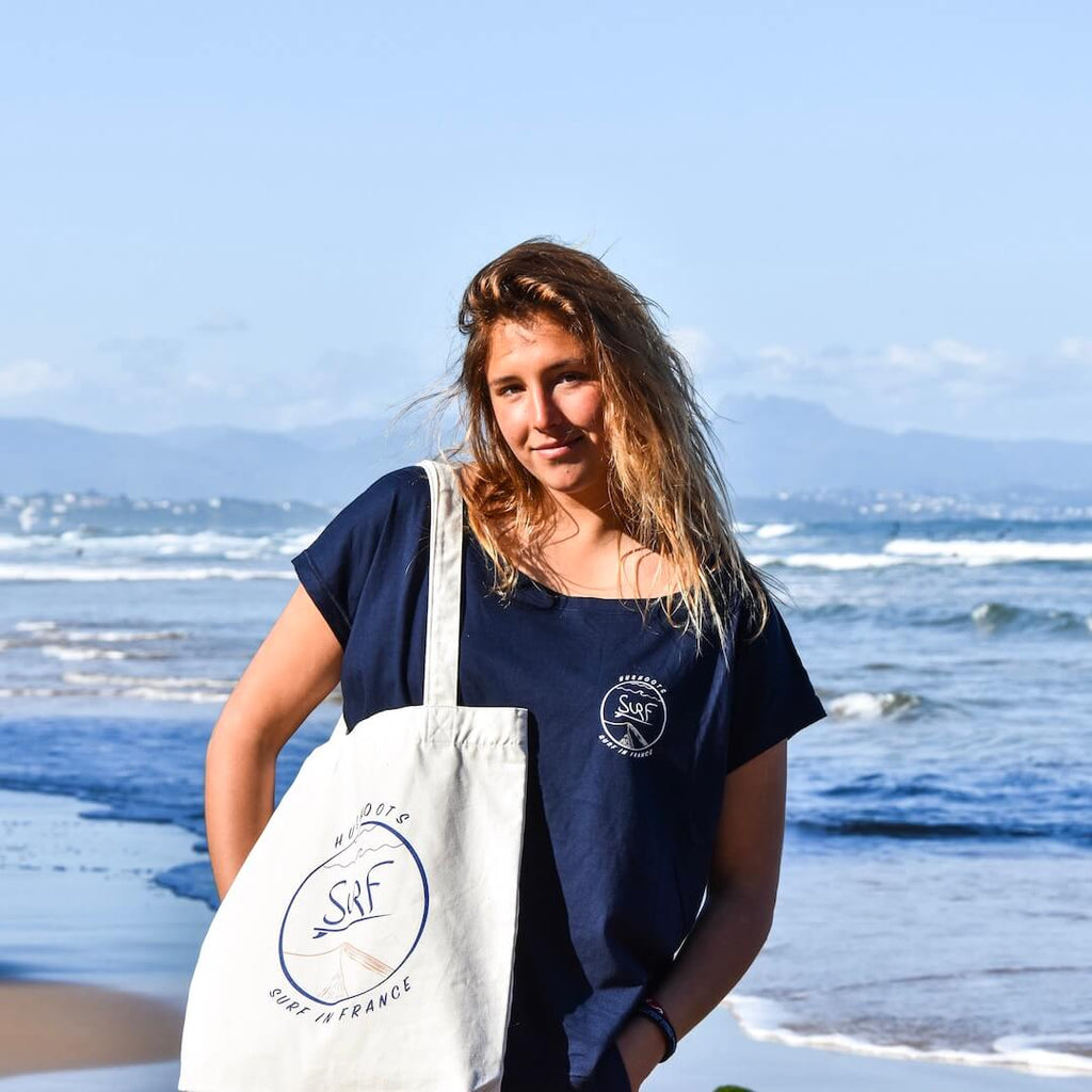 Louise porte son tote bag de la plage à la cote des basques à BIarritz