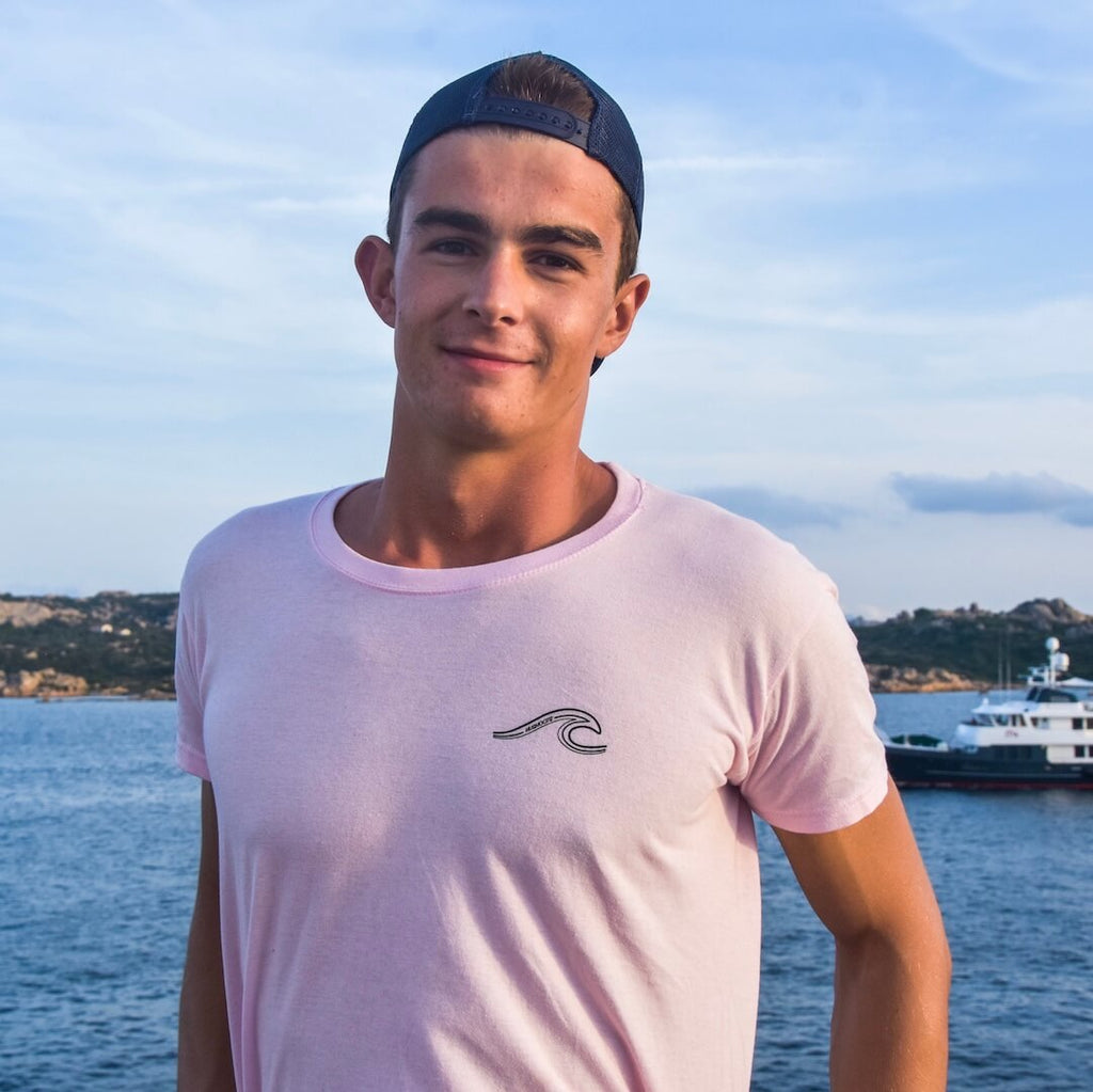 T-Shirt Hushoots rose et casquette Navy devant l'océan