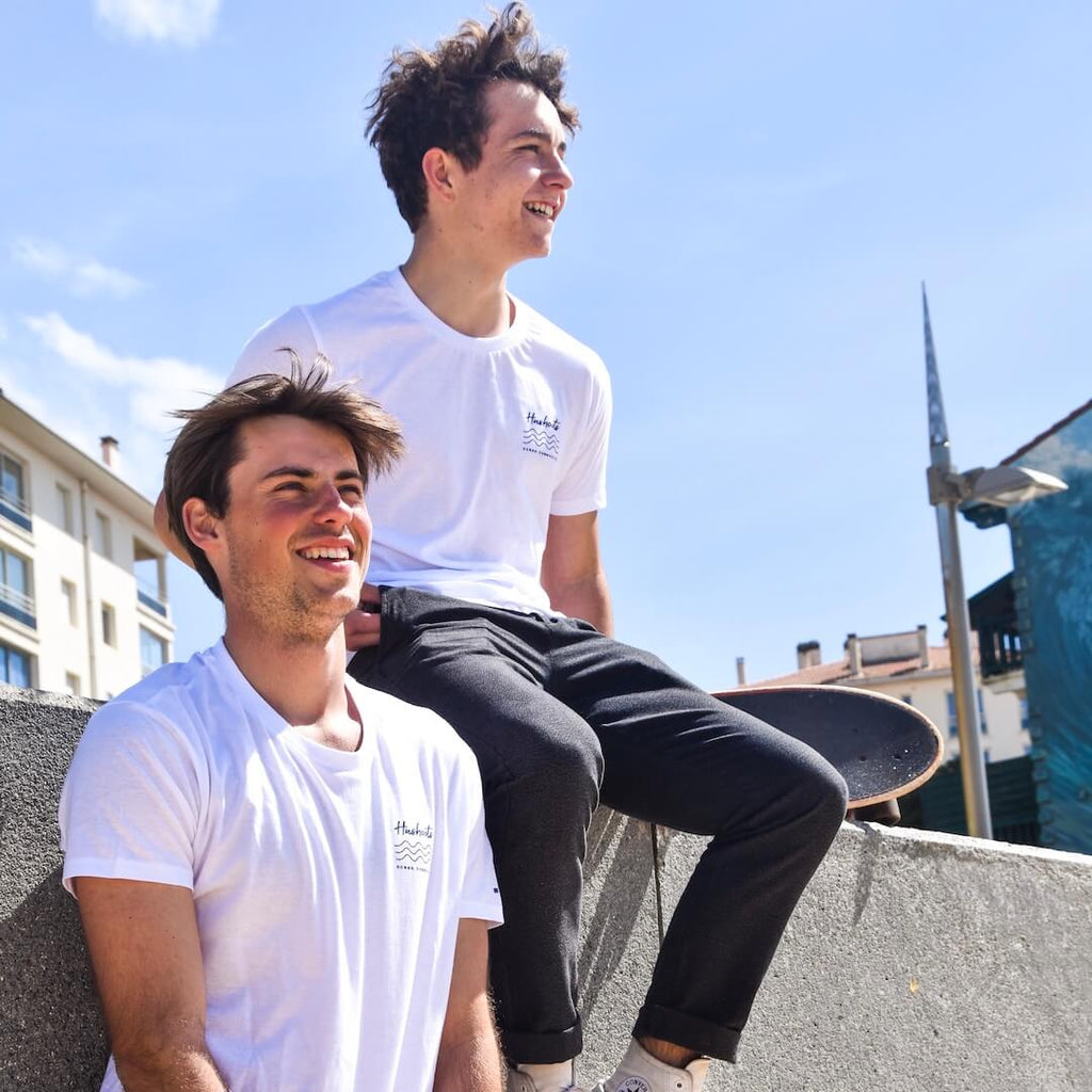 Martin et Victor Ocean Community avec leur T-Shirt blanc Hushoots