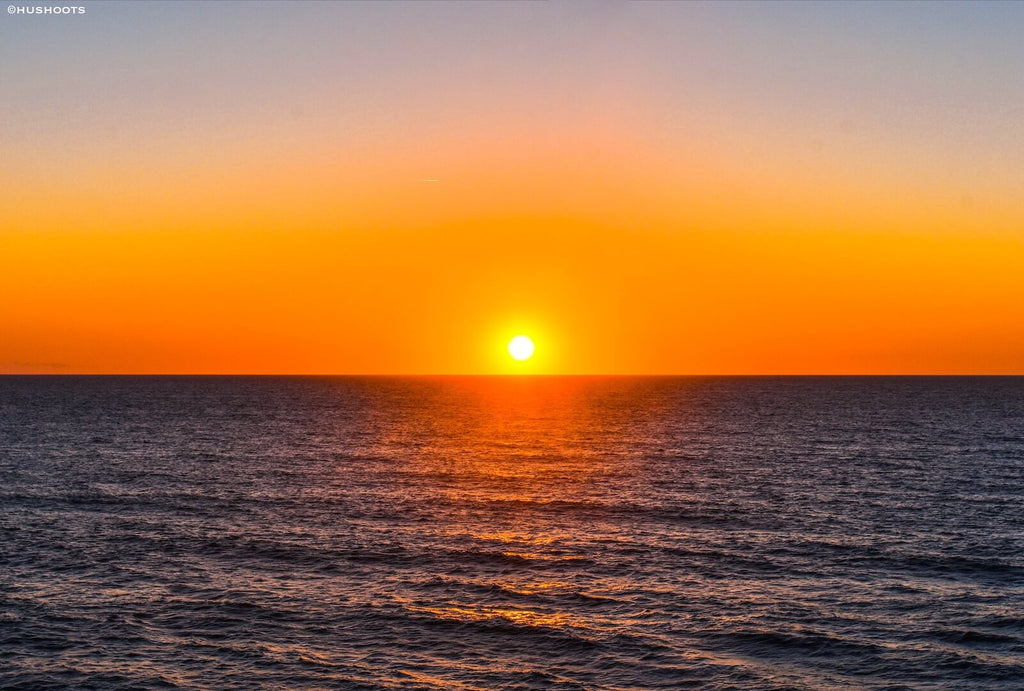 Le soleil se couche à Biarritz et colore le ciel en orange